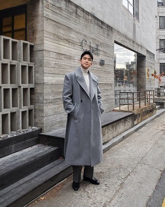 Grauen Mantel kombinieren – 1200+ Herren Outfits: Kombinieren Sie einen grauen Mantel mit einer dunkelgrauen Anzughose für einen stilvollen, eleganten Look. Suchen Sie nach leichtem Schuhwerk? Entscheiden Sie sich für schwarzen Chelsea Boots aus Leder für den Tag.