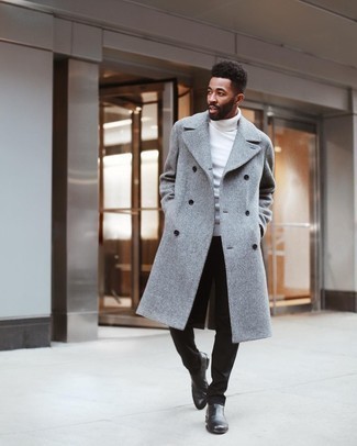Wie grauen Mantel mit weißen Rollkragenpullovers zu kombinieren – 75 Herren Outfits kühl Wetter: Kombinieren Sie einen grauen Mantel mit einem weißen Rollkragenpullover, um einen eleganten, aber nicht zu festlichen Look zu kreieren. Wählen Sie schwarzen Chelsea Boots aus Leder, um Ihr Modebewusstsein zu zeigen.