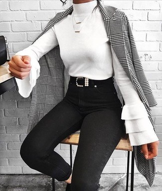 grauer Mantel mit Hahnentritt-Muster, weißer Rollkragenpullover, schwarze enge Jeans, schwarzer Ledergürtel für Damen