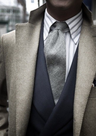 30 Jährige: Dunkelgrauen Mantel kombinieren – 244 Elegante Herren Outfits: Erwägen Sie das Tragen von einem dunkelgrauen Mantel und einem dunkelgrauen Sakko, um vor Klasse und Perfektion zu strotzen.