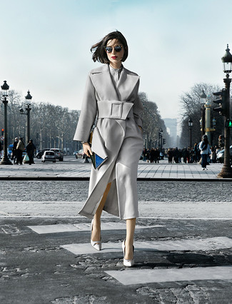 Mehrfarbige Leder Clutch kombinieren – 23 Damen Outfits: Entscheiden Sie sich für einen grauen Mantel und eine mehrfarbige Leder Clutch - mehr brauchen Sie nicht, um einen perfekten super entspannten City-Look zu erhalten. Weiße Leder Pumps sind eine perfekte Wahl, um dieses Outfit zu vervollständigen.