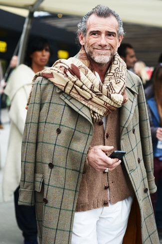Alessandro Squarzi trägt grauer Mantel mit Schottenmuster, braune Strickjacke, weiße Chinohose, beige Schal
