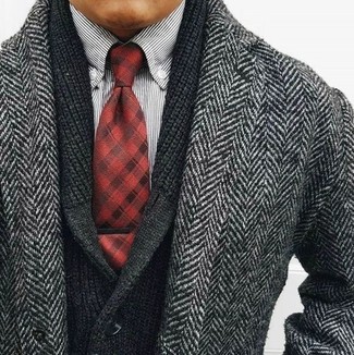 grauer Mantel mit Fischgrätenmuster, schwarze Strickjacke mit einem Schalkragen, weißes und schwarzes vertikal gestreiftes Langarmhemd, rote Krawatte mit Schottenmuster für Herren