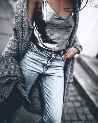 Grauen Mantel mit Fischgrätenmuster kombinieren – 25 Damen Outfits: Tragen Sie einen grauen Mantel mit Fischgrätenmuster zu hellblauen engen Jeans, um einen perfekten Freizeit-Look zu erzeugen.