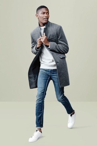 Wie Jeans mit Sweatshirt zu kombinieren – 500+ Herren Outfits: Arbeitsreiche Tage verlangen nach einem einfachen, aber dennoch stylischen Outfit, wie zum Beispiel ein Sweatshirt und Jeans. Weiße und schwarze Segeltuch niedrige Sneakers sind eine ideale Wahl, um dieses Outfit zu vervollständigen.
