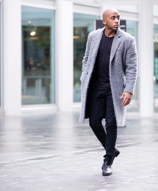 Wie schwarze Chelsea Boots aus Leder mit schwarzer enger Jeans zu kombinieren – 206 Herren Outfits: Kombinieren Sie einen grauen Mantel mit schwarzen engen Jeans für ein Alltagsoutfit, das Charakter und Persönlichkeit ausstrahlt. Fühlen Sie sich mutig? Komplettieren Sie Ihr Outfit mit schwarzen Chelsea Boots aus Leder.