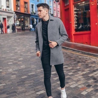 Welche Sportschuhe mit grauen Mantels zu tragen – 124 Herren Outfits kalt Wetter: Kombinieren Sie einen grauen Mantel mit schwarzen engen Jeans, um mühelos alles zu meistern, was auch immer der Tag bringen mag. Fühlen Sie sich ideenreich? Wählen Sie Sportschuhe.