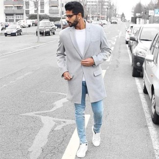 30 Jährige: Hellblaue Jeans kombinieren – 260 Herren Outfits kühl Wetter: Paaren Sie einen grauen Mantel mit hellblauen Jeans für ein bequemes Outfit, das außerdem gut zusammen passt. Weiße niedrige Sneakers liefern einen wunderschönen Kontrast zu dem Rest des Looks.