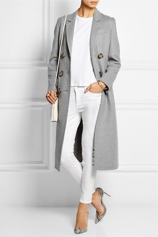Silberne Leder Pumps kombinieren – 126 Smart-Casual Damen Outfits: Entscheiden Sie sich für einen grauen Mantel und ein weißes T-Shirt mit einem Rundhalsausschnitt, um einen stylischen Freizeit-Look zu kreieren. Vervollständigen Sie Ihr Look mit silbernen Leder Pumps.