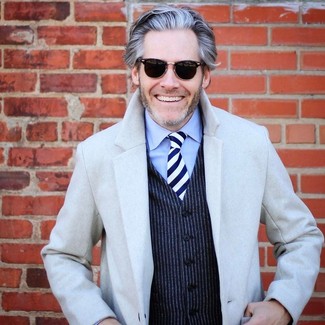 40 Jährige: Krawatte kombinieren – 89 Elegante Herren Outfits kalt Wetter: Erwägen Sie das Tragen von einem grauen Mantel und einer Krawatte für einen stilvollen, eleganten Look.
