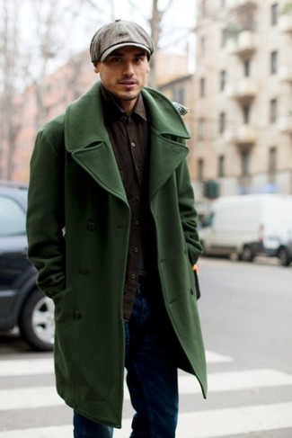 grüner Mantel, schwarzes Langarmhemd, dunkelblaue Jeans, graue Schiebermütze für Herren