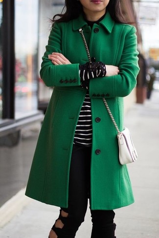 Grünen Mantel kombinieren – 24 Damen Outfits: Möchten Sie ein zeitgenössisches, lässiges Outfit erzielen, ist die Paarung aus einem grünen Mantel und schwarzen Jeans mit Destroyed-Effekten ganz hervorragend.