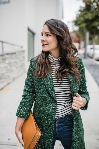 warm Wetter Outfits Damen 2024: Starten Sie entspannt in den Tag mit dieser Casual-Kombination aus einem grünen Tweed Mantel und dunkelblauen engen Jeans.