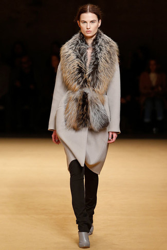 Diese Kombination aus einem hellbeige Mantel und einer dunkelbraunen enger Hose sieht stilvoll und ansprechend aus. Graue leder stiefeletten sind eine kluge Wahl, um dieses Outfit zu vervollständigen.