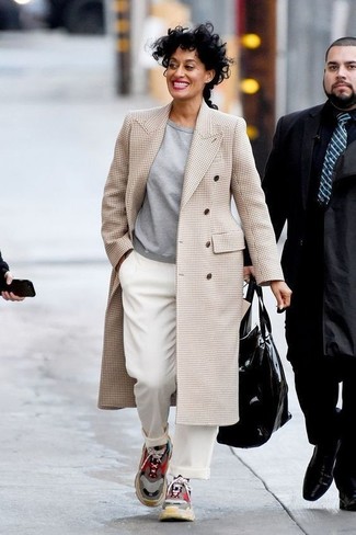 hellbeige Mantel mit Schottenmuster, graues Sweatshirt, weiße weite Hose, mehrfarbige Sportschuhe für Damen