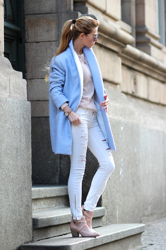 hellblauer Mantel, hellbeige Pullover mit einem Rundhalsausschnitt, weiße enge Jeans, rosa Leder Stiefeletten für Damen