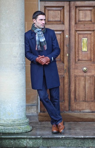 Dunkelblauen Schal mit Schottenmuster kombinieren – 74 Herren Outfits: Ein dunkelblauer Mantel und ein dunkelblauer Schal mit Schottenmuster sind eine kluge Outfit-Formel für Ihre Sammlung. Fühlen Sie sich ideenreich? Wählen Sie braunen Brogue Stiefel aus Leder.
