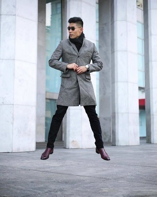 Schwarze Sonnenbrille kombinieren – 500+ Herren Outfits kalt Wetter: Für ein bequemes Couch-Outfit, paaren Sie einen grauen Mantel mit Schottenmuster mit einer schwarzen Sonnenbrille. Dunkelrote Chelsea Boots aus Leder bringen Eleganz zu einem ansonsten schlichten Look.