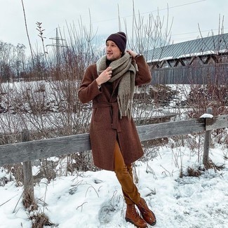 Braunen Mantel mit Karomuster kombinieren – 29 Herren Outfits: Erwägen Sie das Tragen von einem braunen Mantel mit Karomuster und rotbraunen Jeans, um einen modischen Freizeitlook zu kreieren. Eine rotbraune Lederfreizeitstiefel sind eine großartige Wahl, um dieses Outfit zu vervollständigen.