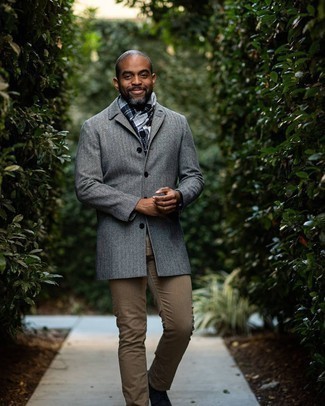Braune Jeans kombinieren – 261 Herren Outfits: Die Kombination aus einem grauen Mantel mit Fischgrätenmuster und braunen Jeans eignet sich hervorragend zum Ausgehen oder für modisch-lässige Anlässe. Vervollständigen Sie Ihr Look mit einer schwarzen Wildlederfreizeitstiefeln.