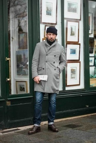 40 Jährige: Welche Mäntel mit brauner Oxford Schuhe zu tragen – 3 Smart-Casual Herren Outfits: Tragen Sie einen Mantel und dunkelblauen Jeans für einen für die Arbeit geeigneten Look. Fühlen Sie sich mutig? Entscheiden Sie sich für braunen Oxford Schuhe.