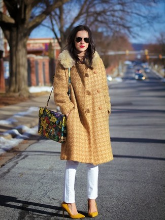 beige Tweed Mantel, weiße Jeans, gelbe Wildleder Pumps, mehrfarbige Handtasche mit Blumenmuster für Damen
