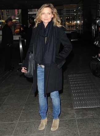 Michelle Pfeiffer trägt schwarzer Mantel, blaue Jeans, hellbeige Wildleder Stiefeletten, schwarze Shopper Tasche aus Leder