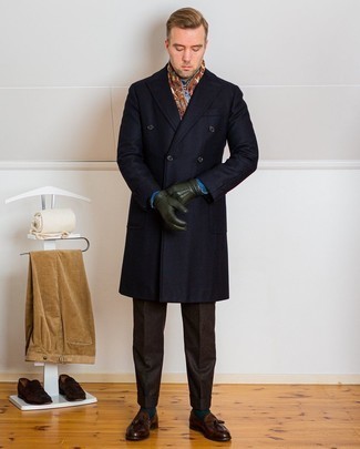 Braunen Schal kombinieren – 341 Herren Outfits: Erwägen Sie das Tragen von einem dunkelblauen Mantel und einem braunen Schal für einen entspannten Wochenend-Look. Machen Sie Ihr Outfit mit dunkelbraunen Leder Slippern mit Quasten eleganter.