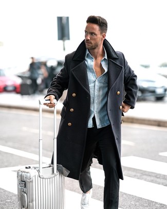 Koffer kombinieren – 205 Herren Outfits: Kombinieren Sie einen dunkelblauen Mantel mit einem Koffer für einen entspannten Wochenend-Look. Weiße niedrige Sneakers fügen sich nahtlos in einer Vielzahl von Outfits ein.