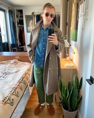 kalt Wetter Outfits Herren 2024: Kombinieren Sie einen braunen Mantel mit einer grünen Chinohose für Drinks nach der Arbeit.