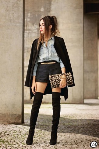 schwarzer Mantel, hellblaues Jeanshemd, schwarze Shorts, schwarze Overknee Stiefel aus Wildleder für Damen