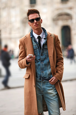 30 Jährige: Wie Jeansjacke mit Businesshemdes zu kombinieren – 1 Casual Herren Outfits kalt Wetter: Kombinieren Sie eine Jeansjacke mit einem Businesshemd für Ihren Bürojob.