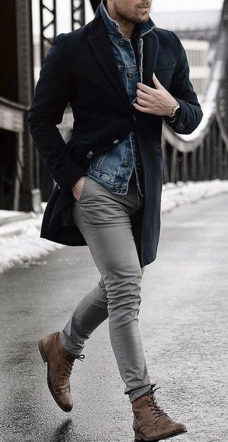 Braune Brogue Stiefel aus Leder kombinieren – 241 Herren Outfits: Tragen Sie einen schwarzen Mantel und eine graue Chinohose für einen für die Arbeit geeigneten Look. Ergänzen Sie Ihr Look mit braunen Brogue Stiefeln aus Leder.