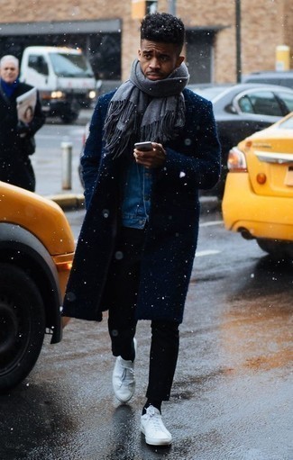Dunkelgrauen Schal kombinieren – 500+ Herren Outfits: Entscheiden Sie sich für einen dunkelblauen Mantel und einen dunkelgrauen Schal für einen entspannten Wochenend-Look. Dieses Outfit passt hervorragend zusammen mit weißen Leder niedrigen Sneakers.