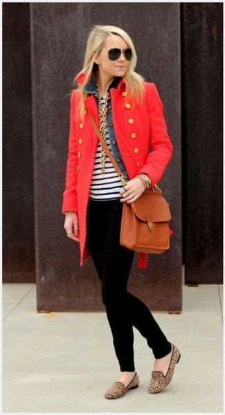 Schwarze enge Hose kombinieren – 255 Damen Outfits kalt Wetter: Tragen Sie einen roten Mantel und eine schwarze enge Hose, um einen anspruchsvollen, aber nicht zu formalen Look zu schaffen. Beige Wildleder Slipper mit Leopardenmuster sind eine großartige Wahl, um dieses Outfit zu vervollständigen.