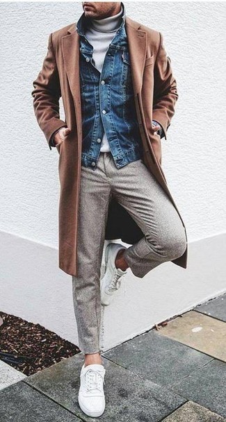 Dunkelbraunen Mantel kombinieren – 500+ Smart-Casual Herren Outfits: Paaren Sie einen dunkelbraunen Mantel mit einer grauen Wollanzughose, um vor Klasse und Perfektion zu strotzen. Suchen Sie nach leichtem Schuhwerk? Wählen Sie weißen Leder niedrige Sneakers für den Tag.