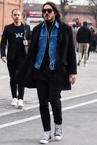 30 Jährige: Wie blaue Jeansjacke mit schwarzer Chinohose zu kombinieren – 51 Herren Outfits: Kombinieren Sie eine blaue Jeansjacke mit einer schwarzen Chinohose, um einen lockeren, aber dennoch stylischen Look zu erhalten. Schwarze und weiße hohe Sneakers aus Segeltuch verleihen einem klassischen Look eine neue Dimension.