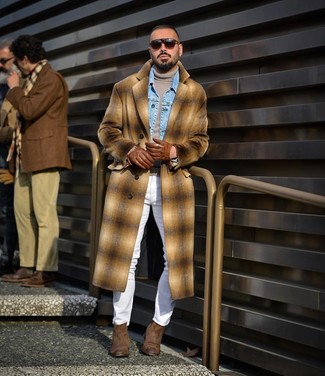 Welche Chelsea Boots mit beigen Mantels zu tragen – 173 Smart-Casual Herren Outfits kühl Wetter: Kombinieren Sie einen beigen Mantel mit weißen engen Jeans, um einen lockeren, aber dennoch stylischen Look zu erhalten. Setzen Sie bei den Schuhen auf die klassische Variante mit Chelsea Boots.