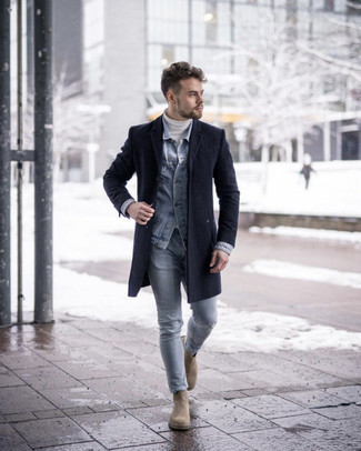 Weißen Rollkragenpullover kombinieren – 500+ Smart-Casual Herren Outfits: Kombinieren Sie einen weißen Rollkragenpullover mit hellblauen Jeans, um einen lockeren, aber dennoch stylischen Look zu erhalten. Komplettieren Sie Ihr Outfit mit hellbeige Chelsea Boots aus Wildleder, um Ihr Modebewusstsein zu zeigen.
