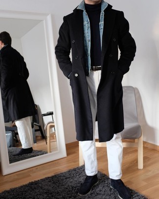 Dunkelbraunen Ledergürtel kombinieren – 500+ Smart-Casual Herren Outfits: Für ein bequemes Couch-Outfit, entscheiden Sie sich für einen schwarzen Mantel und einen dunkelbraunen Ledergürtel. Putzen Sie Ihr Outfit mit dunkelblauen Chukka-Stiefeln aus Wildleder.