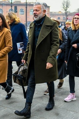 Beige Segeltuch Sporttasche kombinieren – 4 Casual Herbst Herren Outfits: Entscheiden Sie sich für einen olivgrünen Mantel und eine beige Segeltuch Sporttasche für einen entspannten Wochenend-Look. Fühlen Sie sich ideenreich? Entscheiden Sie sich für schwarzen Chelsea Boots aus Leder. Dieses Outfit  ist für den Herbst einfach super.