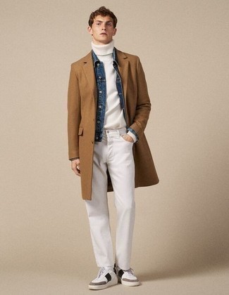 Weiße Jeans kombinieren – 195 Herbst Herren Outfits: Vereinigen Sie einen braunen Mantel mit weißen Jeans für Drinks nach der Arbeit. Weiße und schwarze Leder niedrige Sneakers liefern einen wunderschönen Kontrast zu dem Rest des Looks. Das Outfit wird zu Herbst pur.