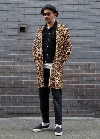 Beigen Mantel mit Leopardenmuster kombinieren – 2 Herren Outfits: Kombinieren Sie einen beigen Mantel mit Leopardenmuster mit schwarzen Jeans für einen für die Arbeit geeigneten Look. Fühlen Sie sich ideenreich? Entscheiden Sie sich für schwarzen und weißen Slip-On Sneakers aus Segeltuch.