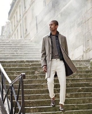 20 Jährige: Grauen Mantel kombinieren – 201 Smart-Casual Herren Outfits: Kombinieren Sie einen grauen Mantel mit weißen Jeans für einen für die Arbeit geeigneten Look. Wählen Sie braunen Leder Slipper mit Quasten, um Ihr Modebewusstsein zu zeigen.