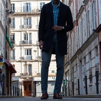 Welche Jeans mit dunkelroter Slipper zu tragen – 88 Herren Outfits: Kombinieren Sie einen dunkelblauen Mantel mit Jeans, um einen eleganten, aber nicht zu festlichen Look zu kreieren. Dunkelrote Slipper sind eine einfache Möglichkeit, Ihren Look aufzuwerten.