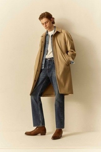 Dunkelblaue Jeansjacke kombinieren – 209 Herren Outfits kühl Wetter: Vereinigen Sie eine dunkelblaue Jeansjacke mit dunkelblauen Jeans für ein bequemes Outfit, das außerdem gut zusammen passt. Putzen Sie Ihr Outfit mit dunkelbraunen Chelsea Boots aus Leder.