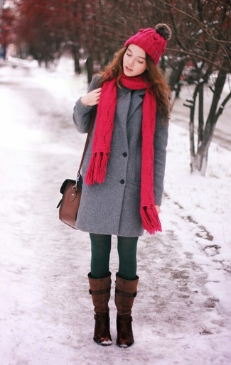 Winter Outfits Damen 2024: Wahlen Sie einen grauen Mantel, wenn Sie einen eleganten und stilvollen Look wollen. Ergänzen Sie Ihr Look mit dunkelbraunen kniehohe Stiefeln aus Leder. Der Look ist mega und passt super zum Winter.