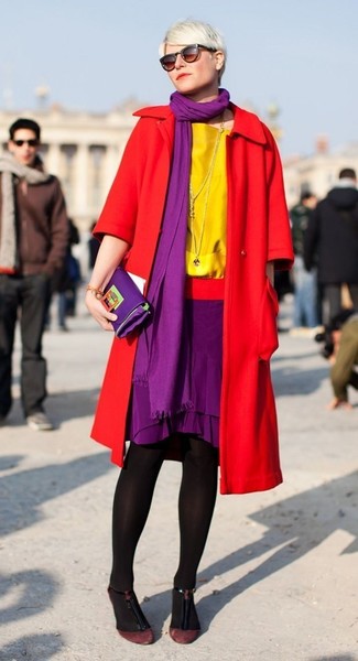 Lila Satin Clutch kombinieren – 2 Damen Outfits: Paaren Sie einen roten Mantel mit einer lila Satin Clutch für ein Outfit, das super fürs Wochenende geeignet ist. Komplettieren Sie Ihr Outfit mit dunkelroten Wildleder Pumps.