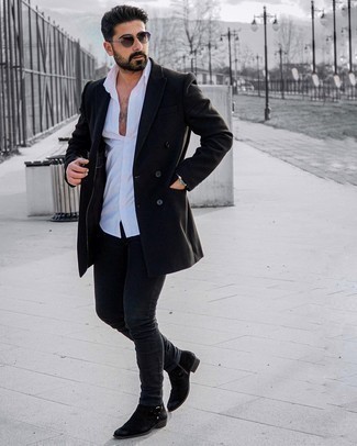 Dunkelgraue enge Jeans kombinieren – 489 Herren Outfits: Kombinieren Sie einen schwarzen Mantel mit dunkelgrauen engen Jeans für ein sonntägliches Mittagessen mit Freunden. Fühlen Sie sich ideenreich? Ergänzen Sie Ihr Outfit mit schwarzen Chelsea Boots aus Wildleder.