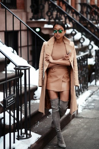 Hellbeige Minirock kombinieren – 50 Damen Outfits: Ein beige Mantel und ein hellbeige Minirock sind die Fashion-Vorlieben der modernen Frau. Ergänzen Sie Ihr Look mit grauen Overknee Stiefeln aus Wildleder.